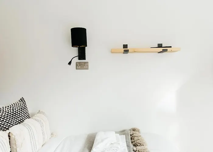 Delores Eco-pod / Treehouse, Walk To Cabot Circus