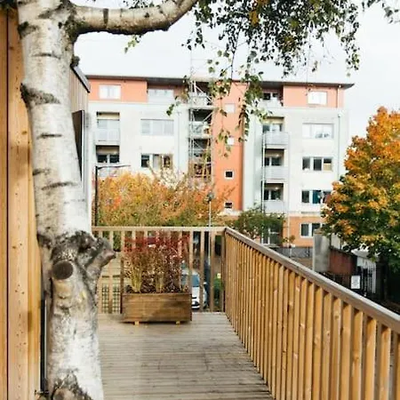 Delores Eco-pod / Treehouse, Walk To Cabot Circus Апартаменти