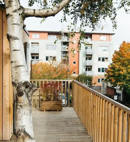 Delores Eco-pod / Treehouse, Walk To Cabot Circus Apartment