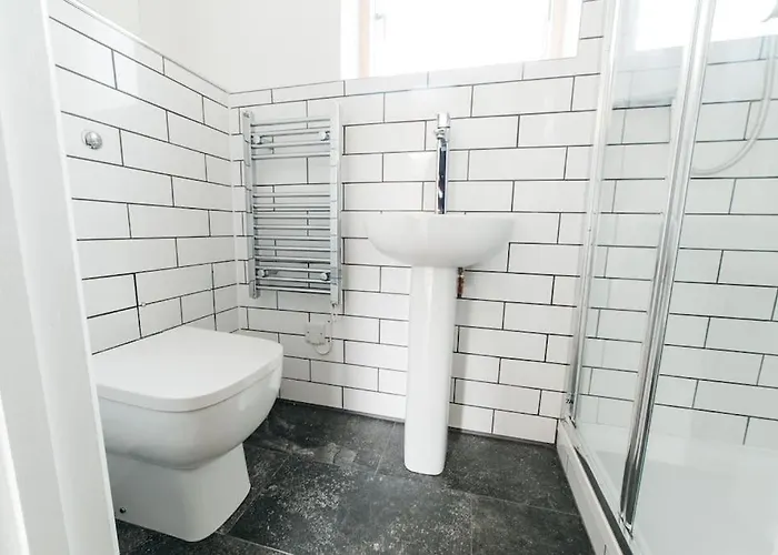 Delores Eco-pod / Treehouse, Walk To Cabot Circus Apartment *