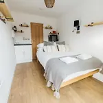Daire Delores Eco-pod / Treehouse, Walk To Cabot Circus *